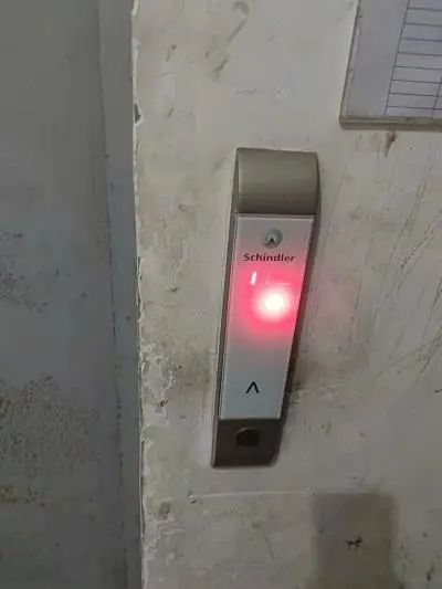 迅達電梯上海分公司被拖欠20多萬元維保費，小區(qū)電梯故障頻發(fā)